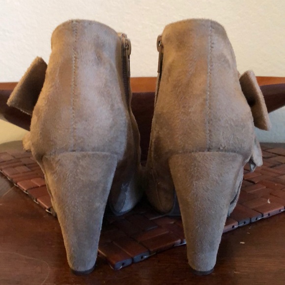 Tan suede ankle booties - Picture 3 of 5